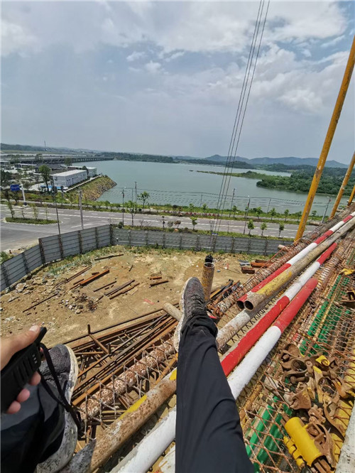 融安县作业中发生设备损坏或人员意外，责任怎么划分？